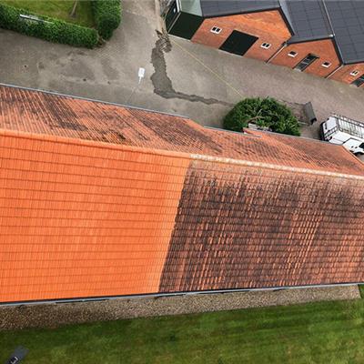 Dak tijdens het reinigen gezien vanuit de hoogwerker