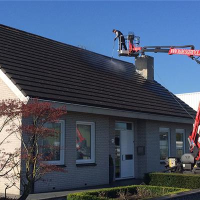 Wouw, reinigen dak met eigen hoogwerker